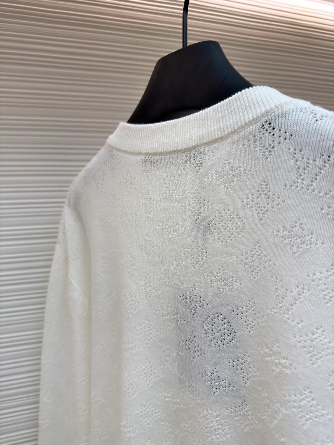 LOUIS VUITTON cotton round neck long-sleeved sweater with pick stitching ●Original version: purchased and developed by 12929 ●Item number: 1681422-A75 ●Fabric: combed cotton gauze fabric ●Technology: jacquard production ●Color: white ●Version: fitted version ●Weight: about 410 grams ●Size: S-M-L-XL ●Description: Through precision hollow knitting technology, it presents the brand's classic Monogram texture, with both soft texture and transparent design. The round neck design is processed through the narrowing and seaming process, making the collar shape flat and fitting the neck. The whole body texture uses intarsia knitting technology, and the pattern is delicate and three-dimensional, integrating with the fabric, making the brand highly recognizable. The cuffs are ribbed knitted to fit the wrist tightly and have excellent resilience. The overall tailoring is a form-fitting version, and the multi-piece knitted structure is spliced. The lines are smooth and natural when worn. It not only shows the luxurious texture of knitted items, but also highlights the brand's high-end craftsmanship through exquisite hollowing technology. It is a boutique item that combines fashion sense and wearing comfort. The overall wiring is straight and delicate, the fabric is comfortable and soft, and the color is consistent without color difference. It can be matched with the same style to create a fashionable look and control various occasions. Customized accessories, complete with three standards, same style for men and women!